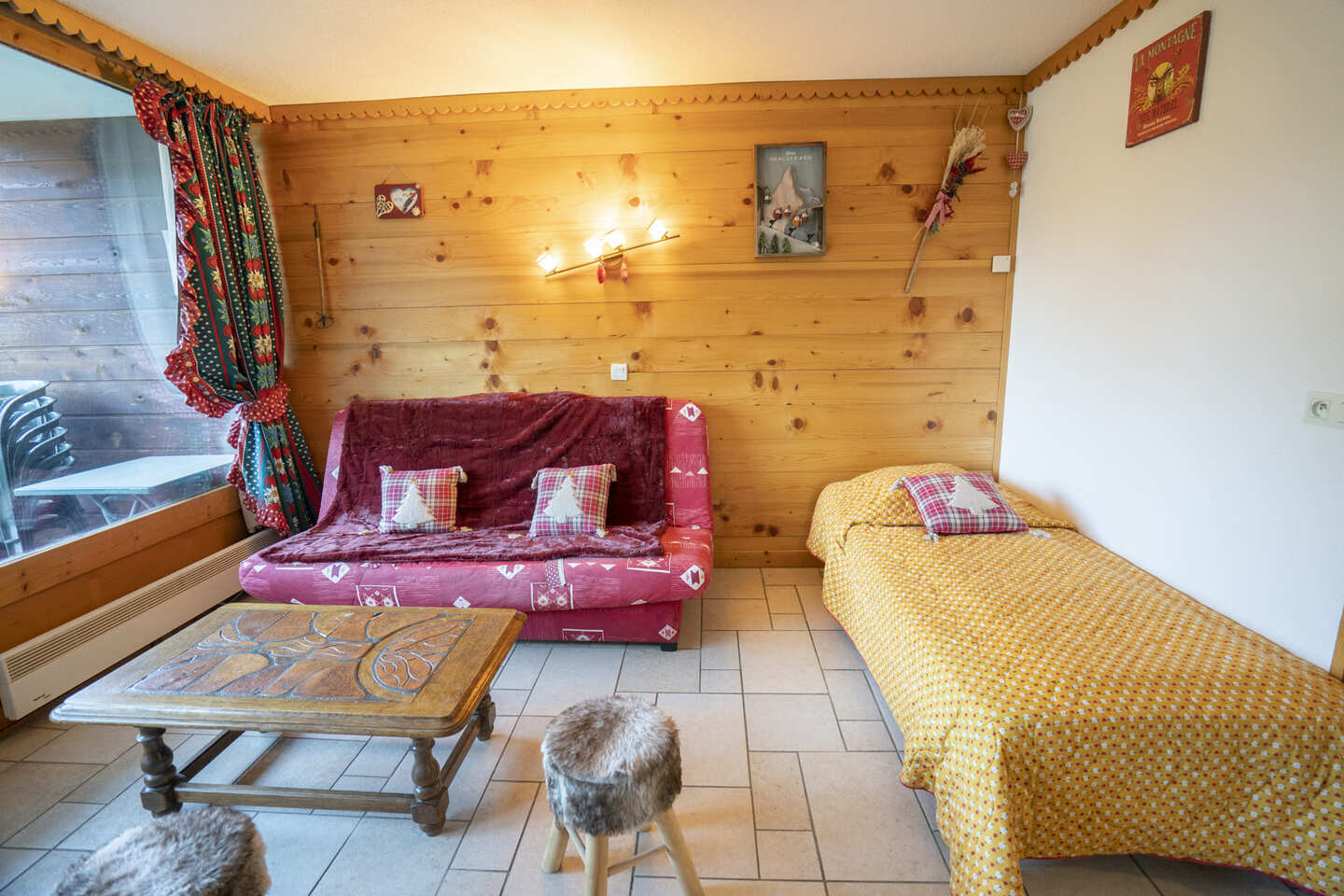 Apartment Val Pierre A4, Living room with bed, Châtel Ski area