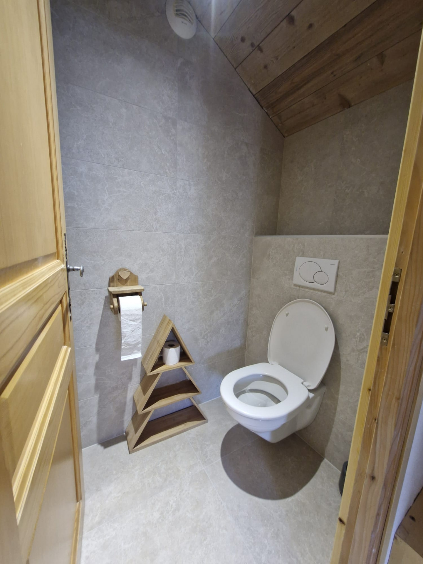 Snowball, restroom, Châtel Ski Snow Sun