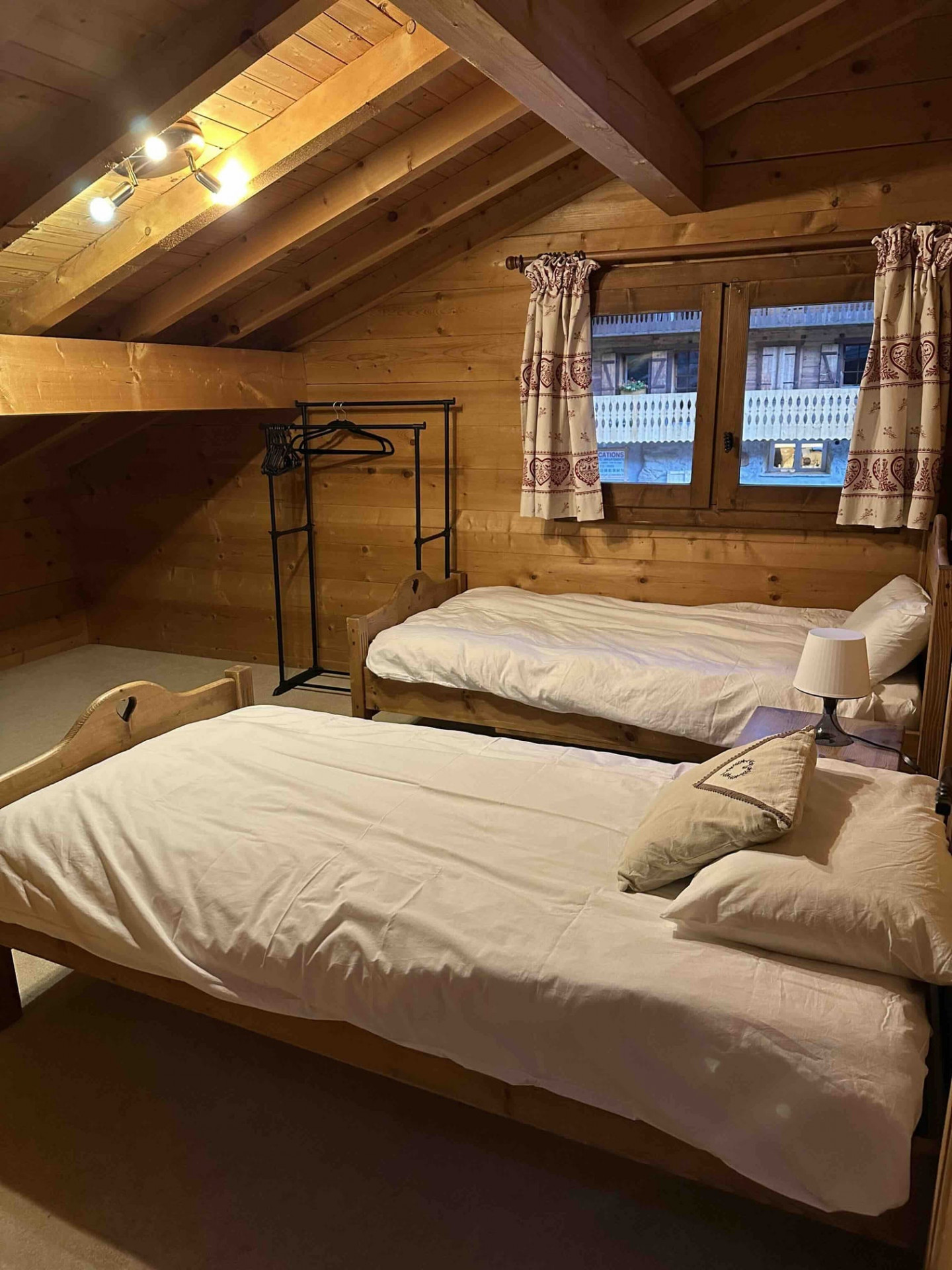 Chalet Braconnier, Chambre 3 lits simples à l'étage, Châtel Vacances en famille