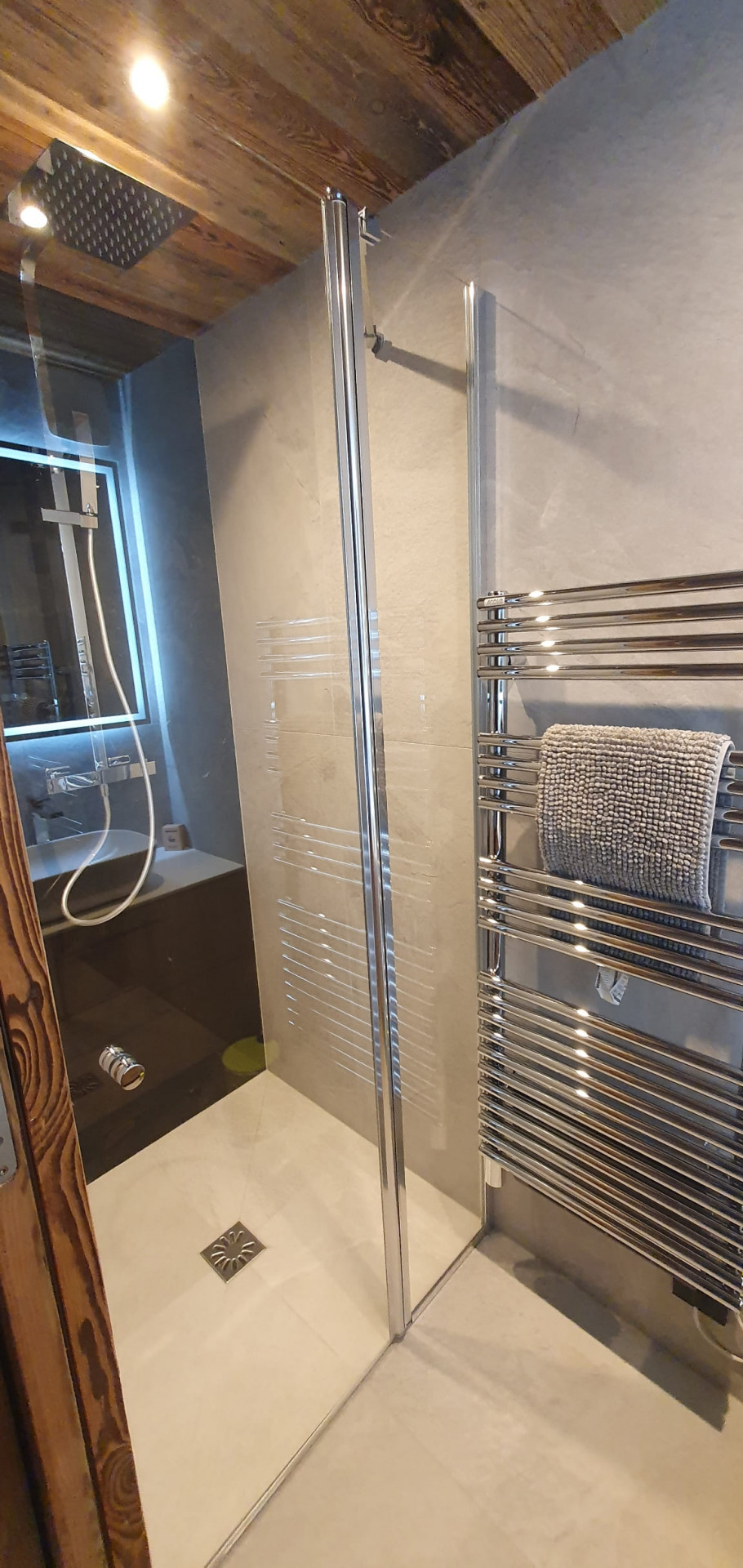 Chalet, shower, Châtel ski area