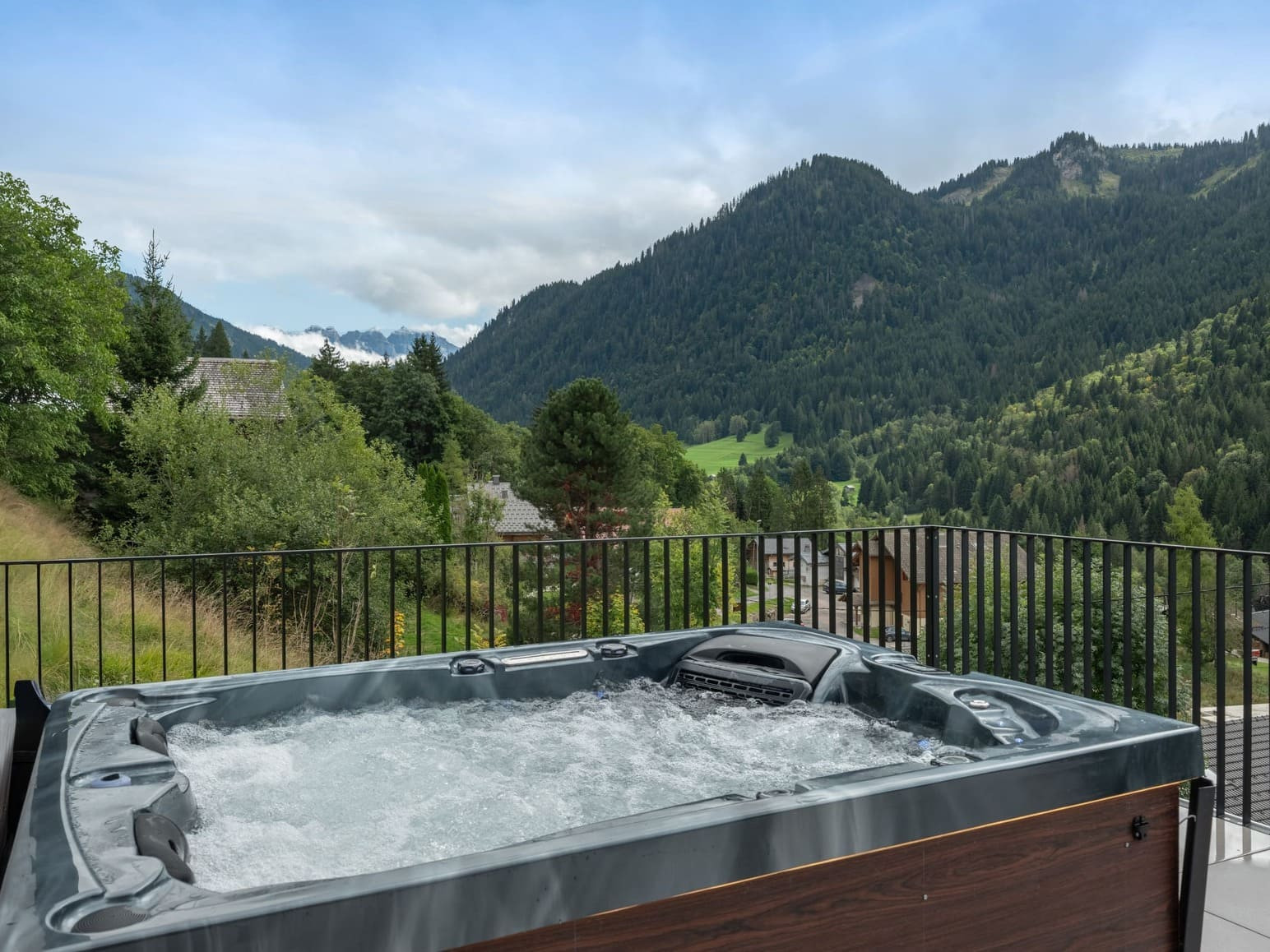 Chalet du Nant, La Chapelle d'Abondance, Jacuzzi en été, Châtel Calme Chalet du Nant, La Chapelle d'Abondance, Jacuzzi en été, Châtel Calme