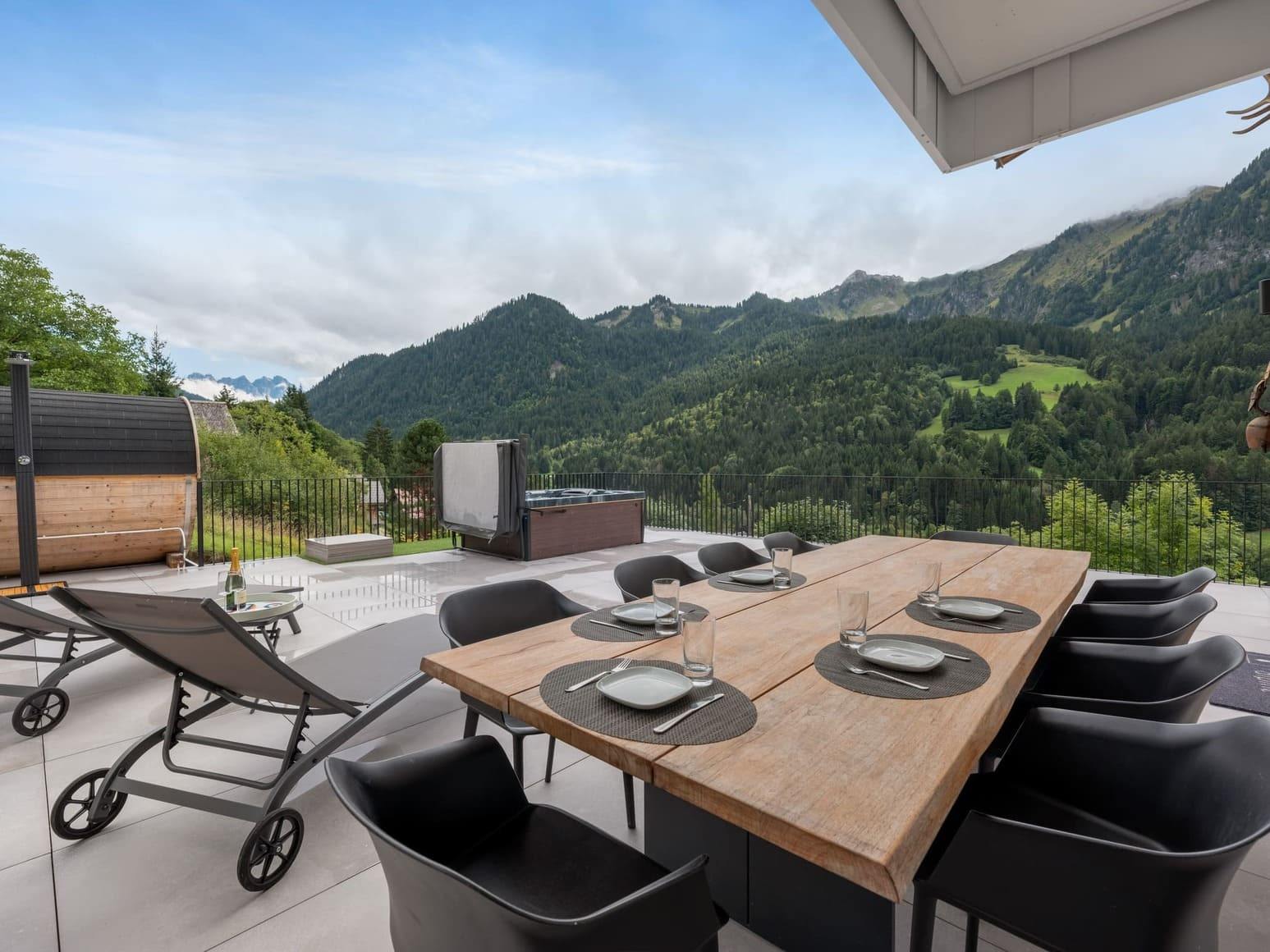 Chalet du Nant, La Chapelle d'Abondance, Terrasse en été, Châtel Vue sur les montagnes Chalet du Nant, La Chapelle d'Abondance, Terrasse en été, Châtel Vue sur les montagnes