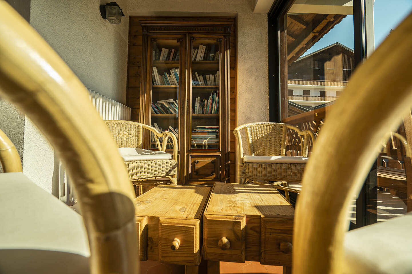 Chalet Jacrose, Salon avec bibliothèque, Châtel Vacances en famille