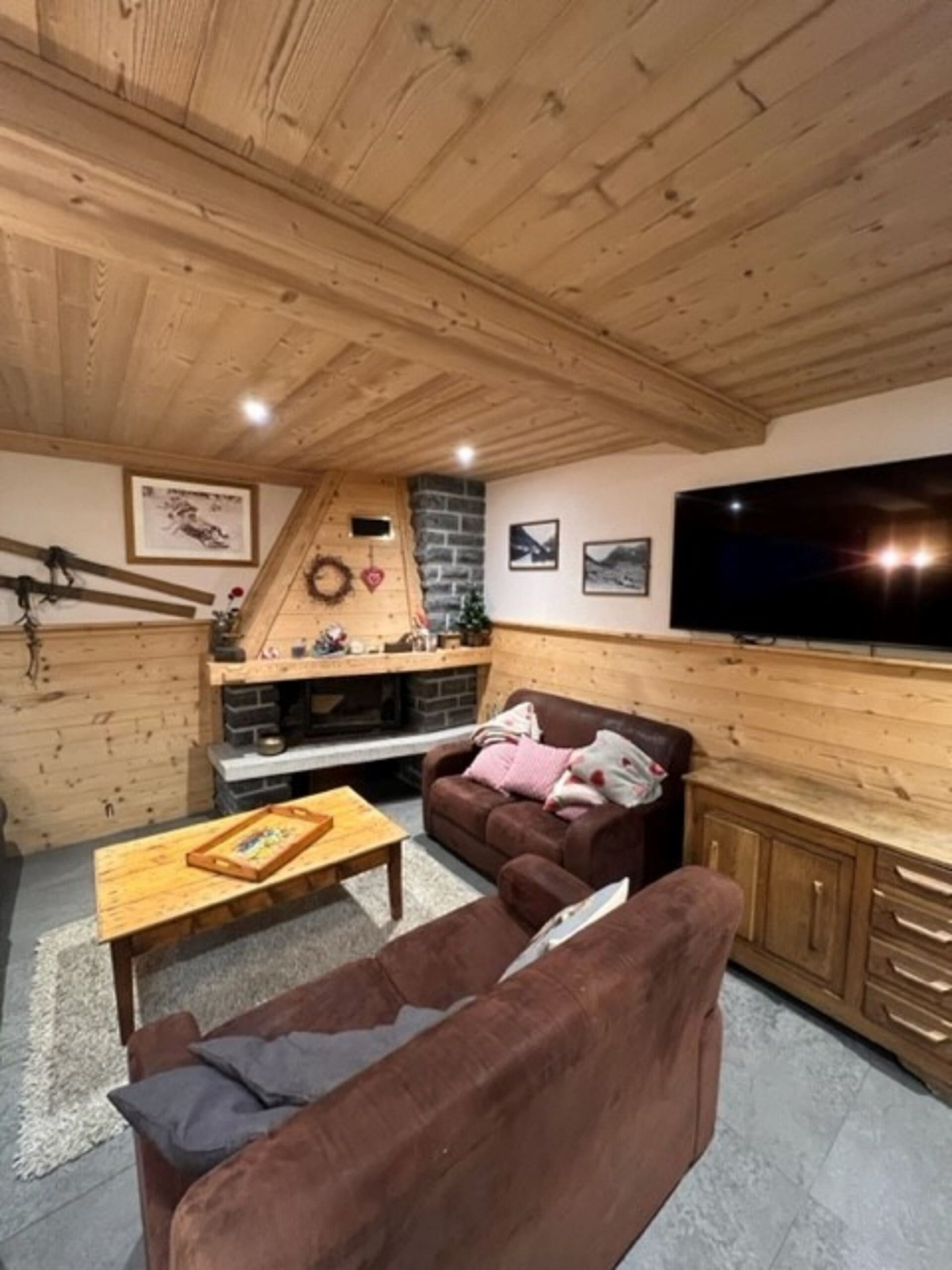 Chalet Jacrose, Salon avec cheminée, Châtel Haute-Savoie