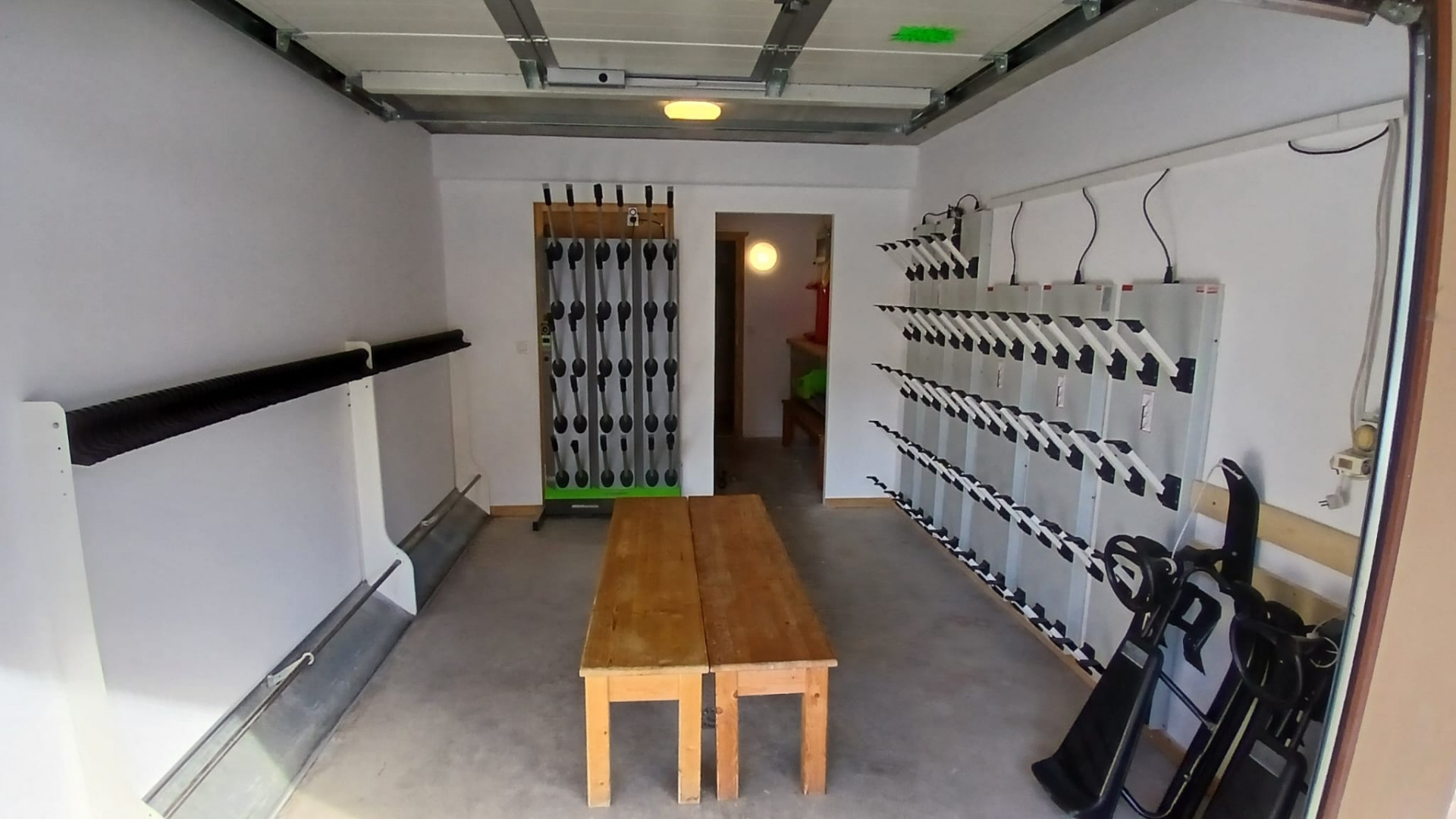 Chalet L'Orée du lac, Sèche chaussures local à skis, Châtel, Ski hors piste Chalet L'Orée du lac, Sèche chaussures local à skis, Châtel, Ski hors piste