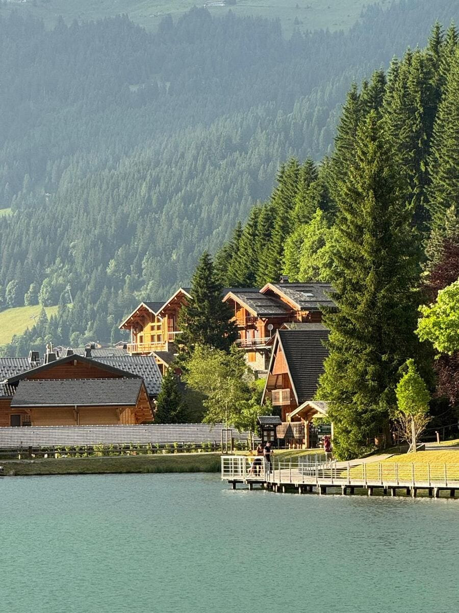 Chalet L'Orée du lac, Vue depuis le lac, Châtel, Village de charme