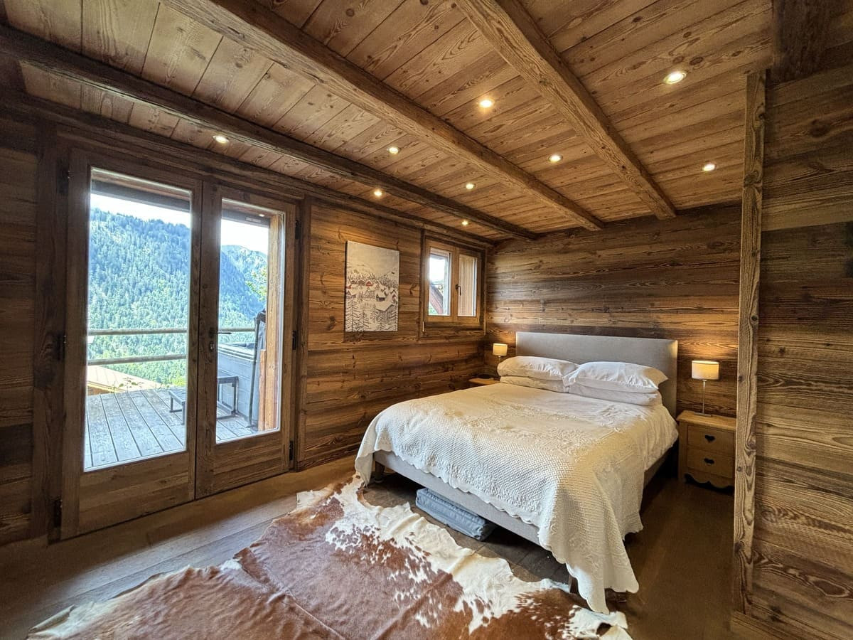 Chalet La Folie for holiday rental in Chatel, bedroom with balcony