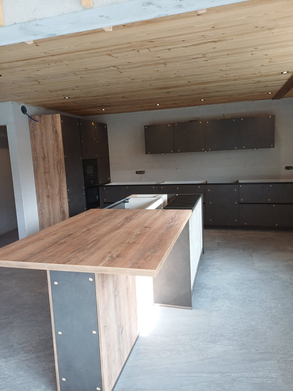 Chalet Laurentine, cuisine en cours d'installation, Châtel Haute-Savoie Chalet Laurentine, cuisine en cours d'installation, Châtel Haute-Savoie