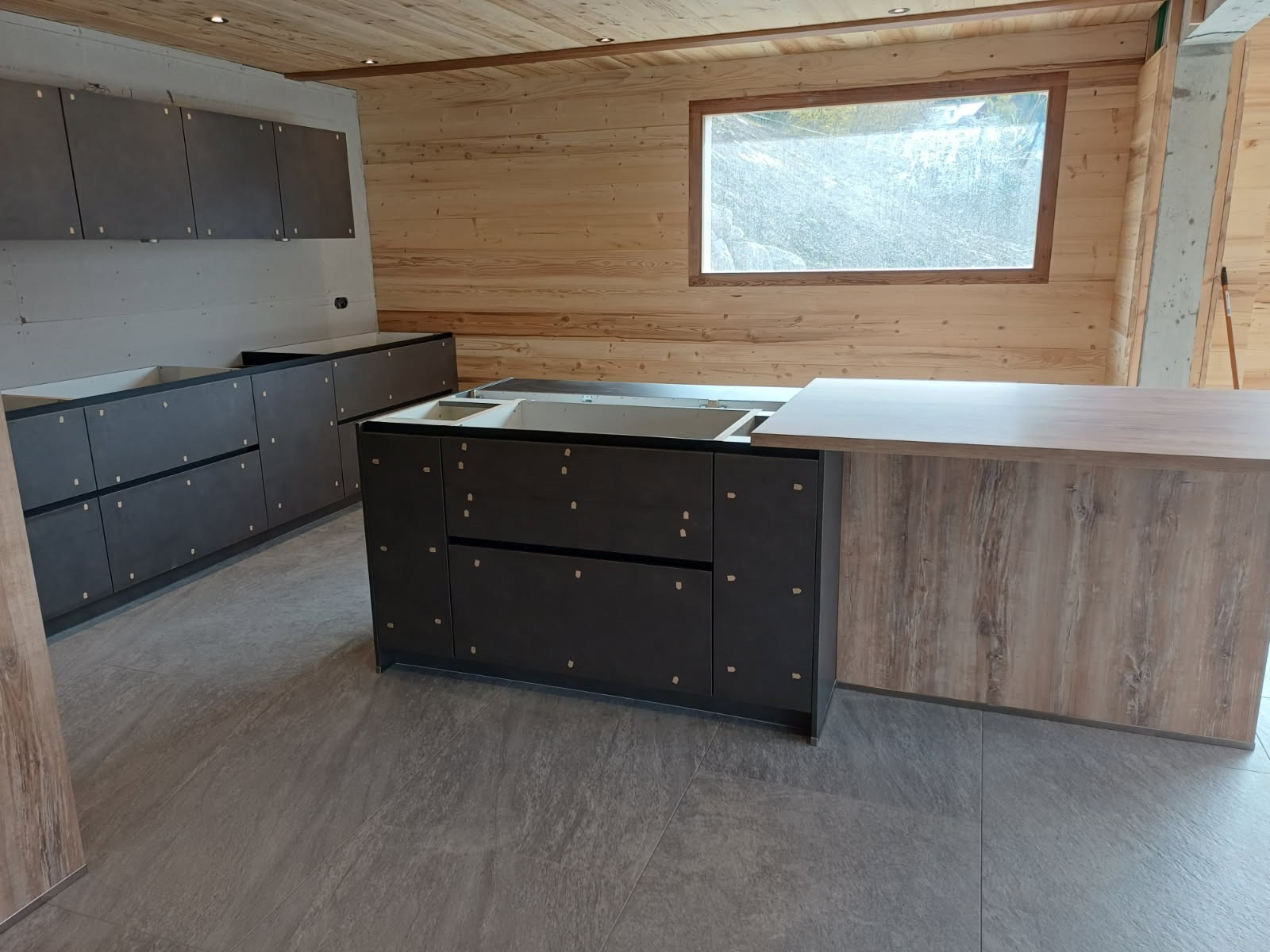 Chalet Laurentine, cuisine en cours d'installation, Châtel Les Portes du Soleil Chalet Laurentine, cuisine en cours d'installation, Châtel Les Portes du Soleil