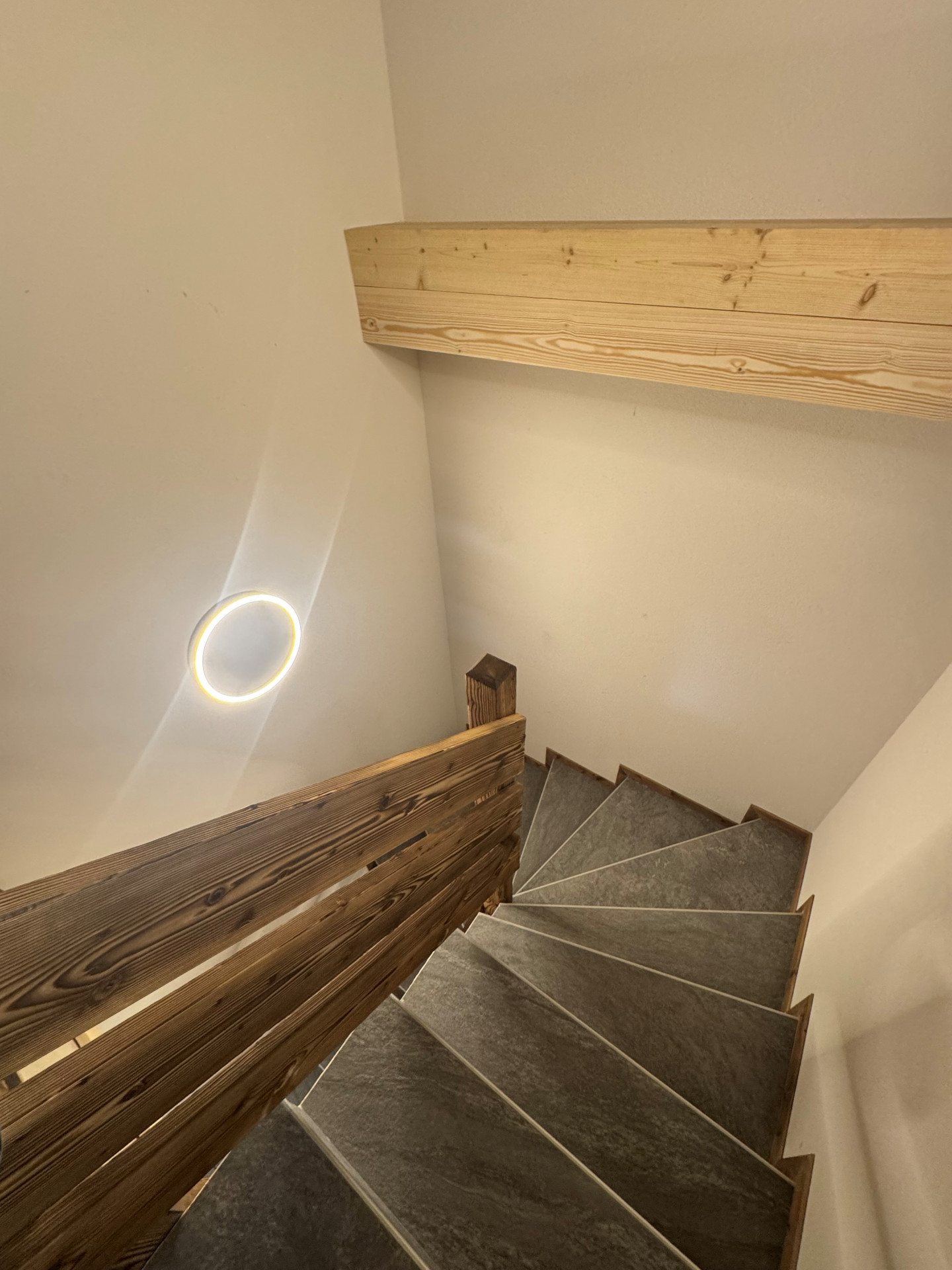 Chalet Laurentine, escalier, Châtel Tourisme