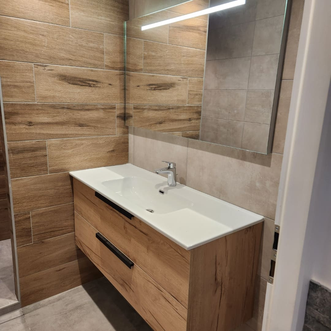 Chalet Le Choucas, Chatel, Shower room, Ski slopes 74