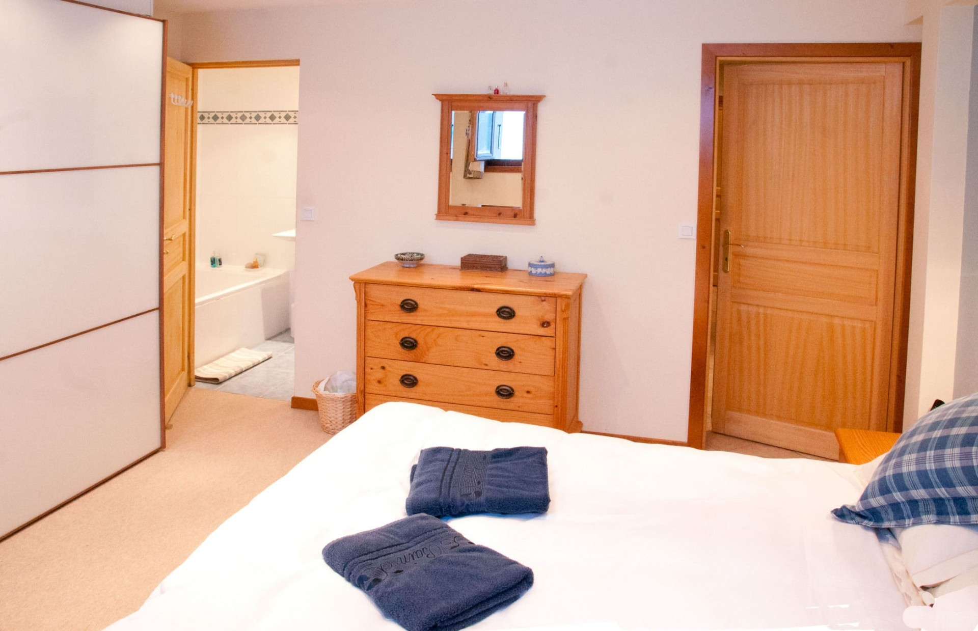 Chalet les Carlines, Bottom, Double Bedroom, Chatel, Cablecar