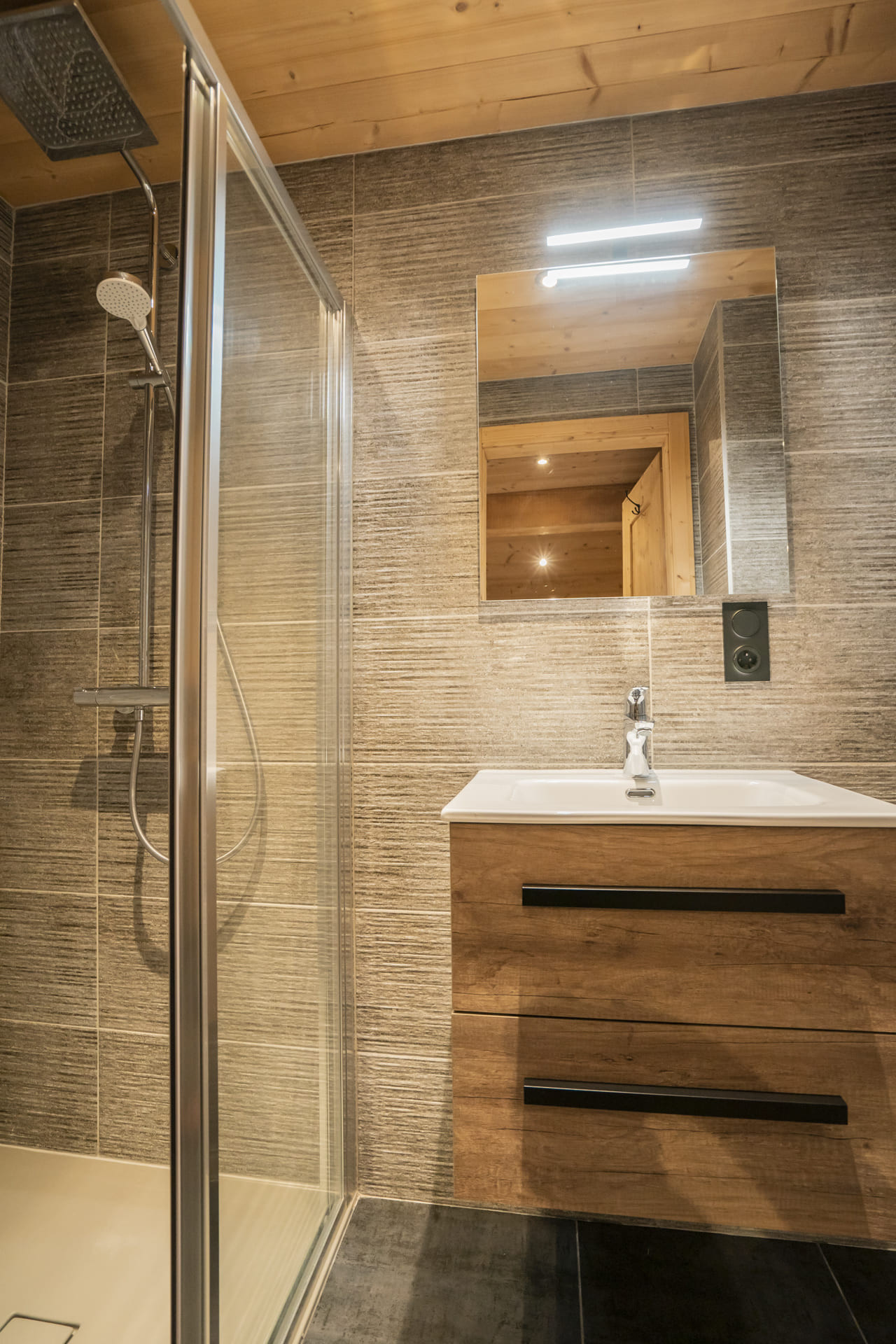 Chalet les Cerfs, Apartment 10 people, Shower room, Châtel Booking