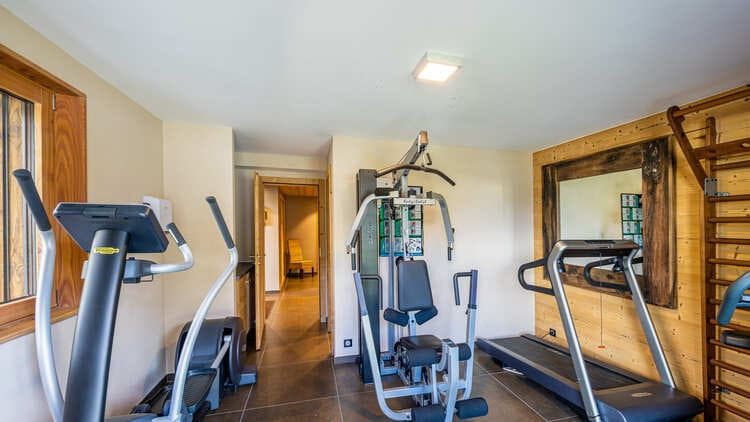 Chalet Les Laurentides, Chatel, Sports hall, Ice rink and frozen lake