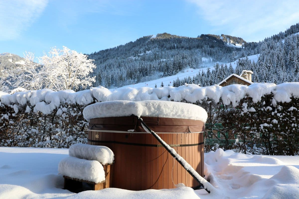 Chalet Les Romains Châtel, outdoor spa