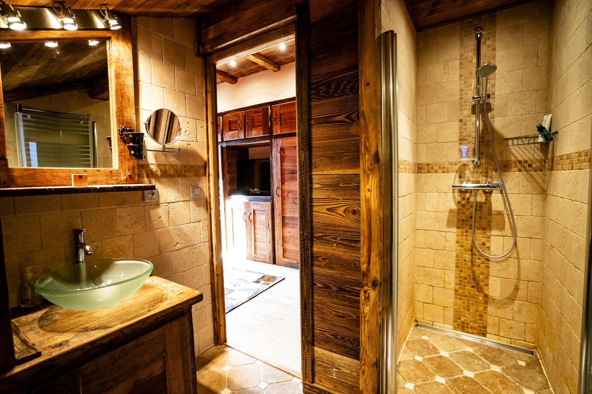 Chalet Tournesols, Bedroom 1 double bed with shower room/ Wc, at level + 1, Châtel Reservation