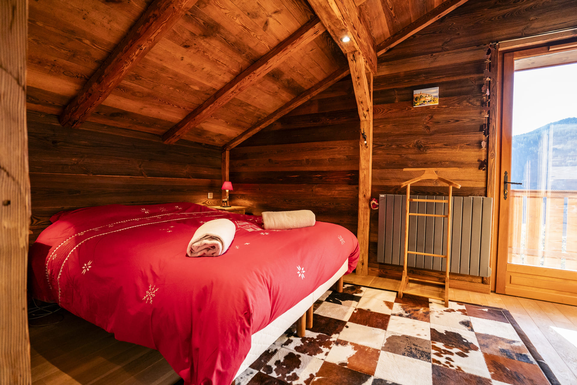 Chalet Tournesols, Bedroom 1 double bed with shower room/ Wc, at level + 1, Châtel Family holidays