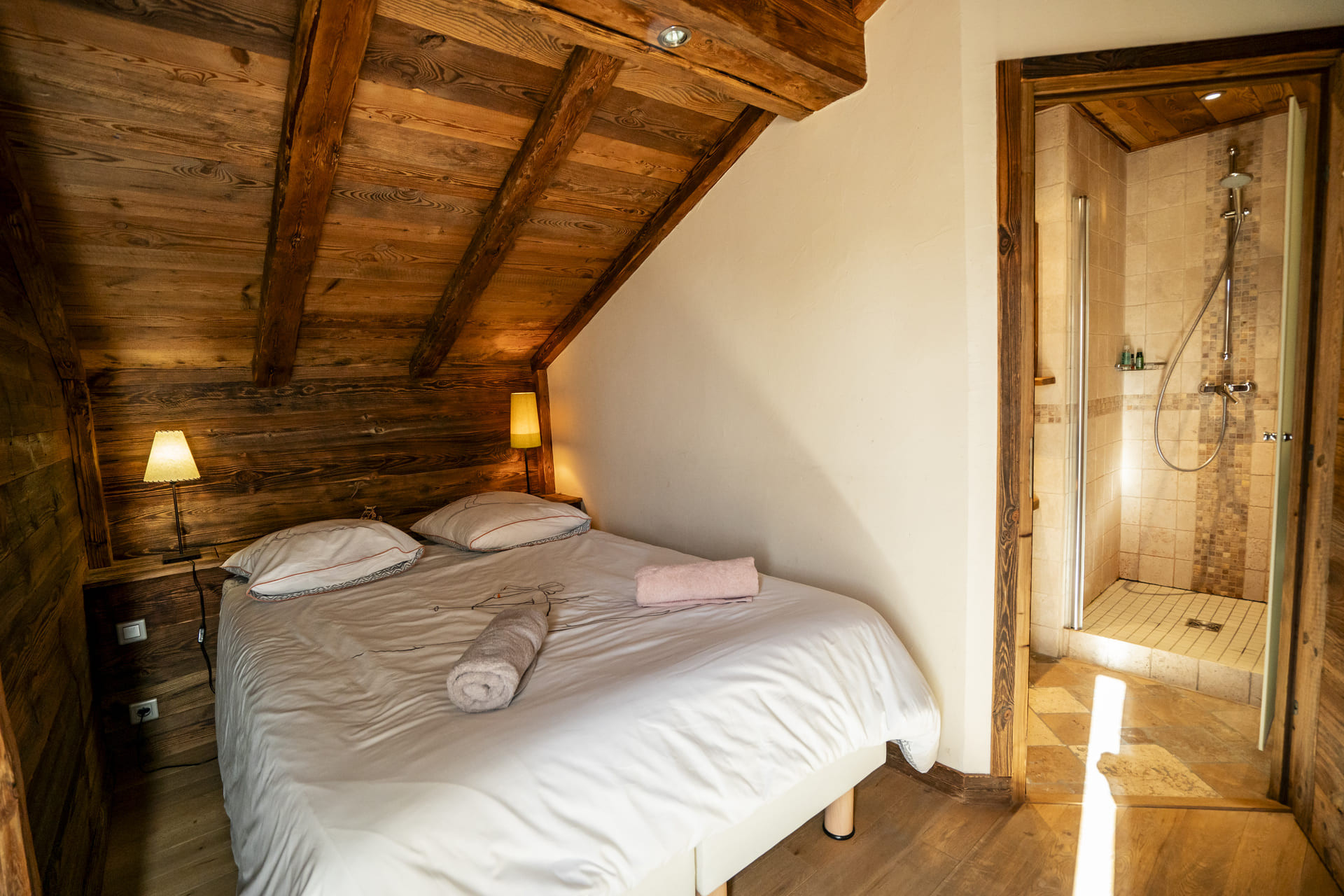 Chalet Tournesols, Bedroom 1 double bed with shower/ Wc, at level + 1, Châtel Ski