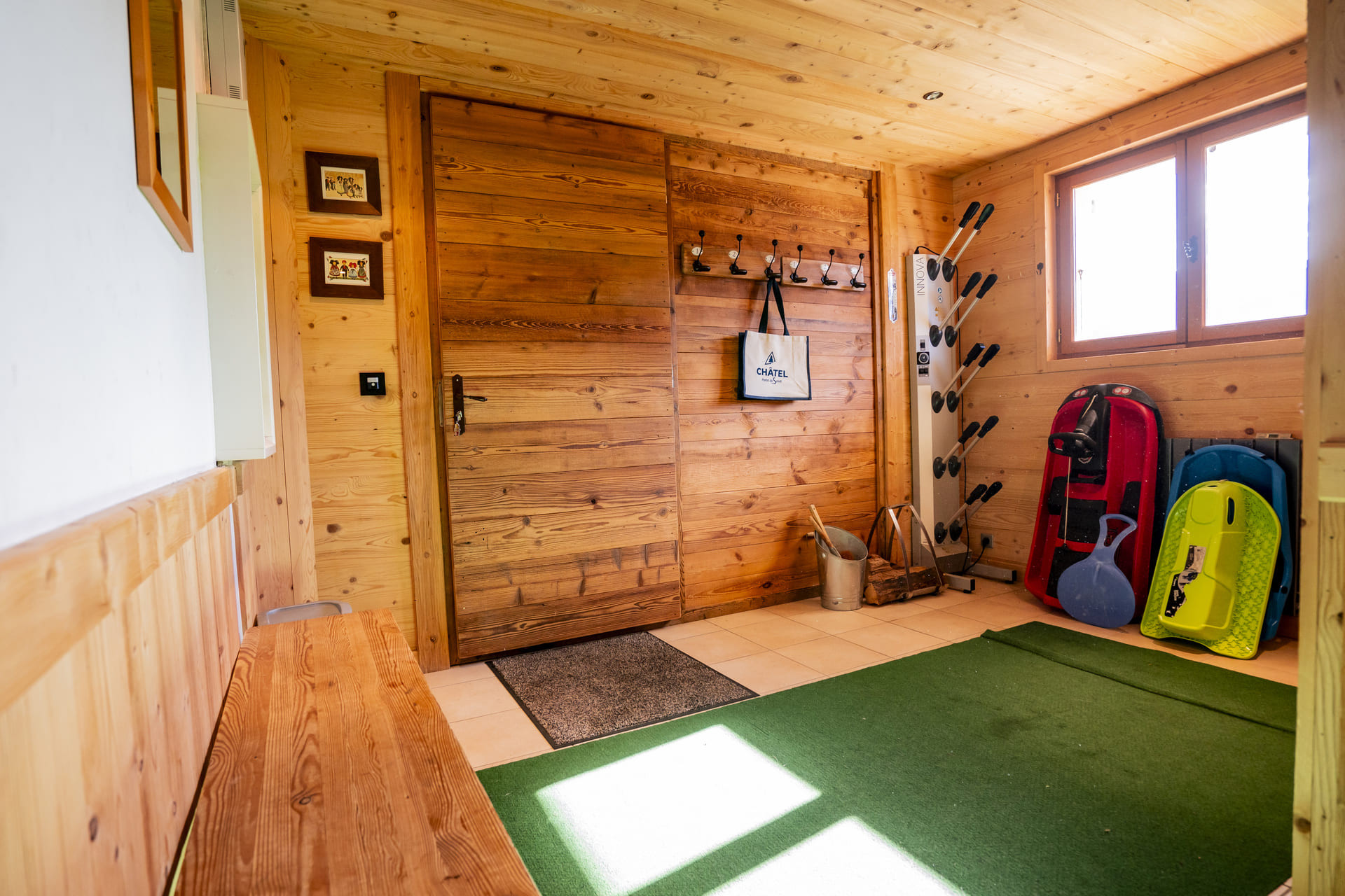 Chalet Tournesols, Entrance with Ski storage and ski boot dryer, Châtel