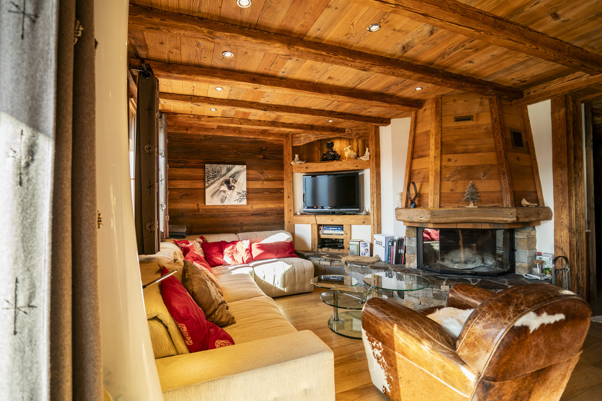 Chalet Tournesols, Living room with fireplace, Châtel