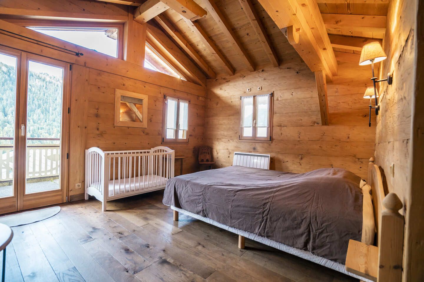 Chalet Lou Bochu, chambre avec lit bébé, Châtel vacance famille montagne