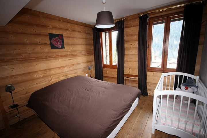 Chalet Lou Bochu, chambre avec lit bébé, Châtel vacance montagne 