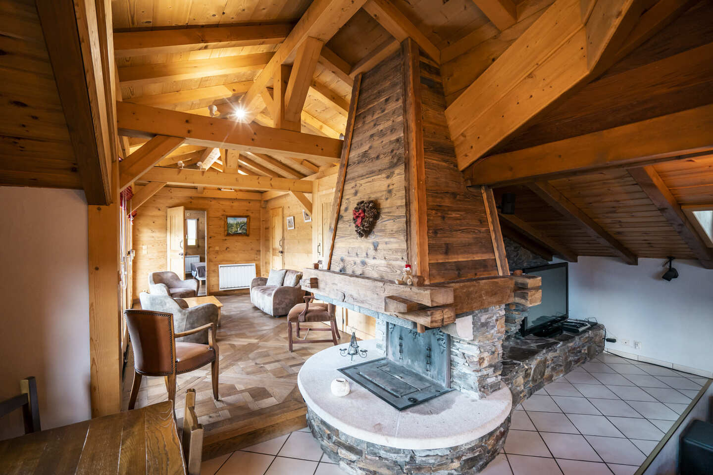 Chalet Lou Bochu, salon avec cheminée, Châtel vallée d'Abondance