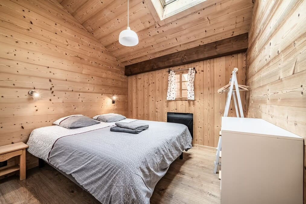 Chalet Stéphane, Bedroom double bed, Châtel Chalet Savoyard
