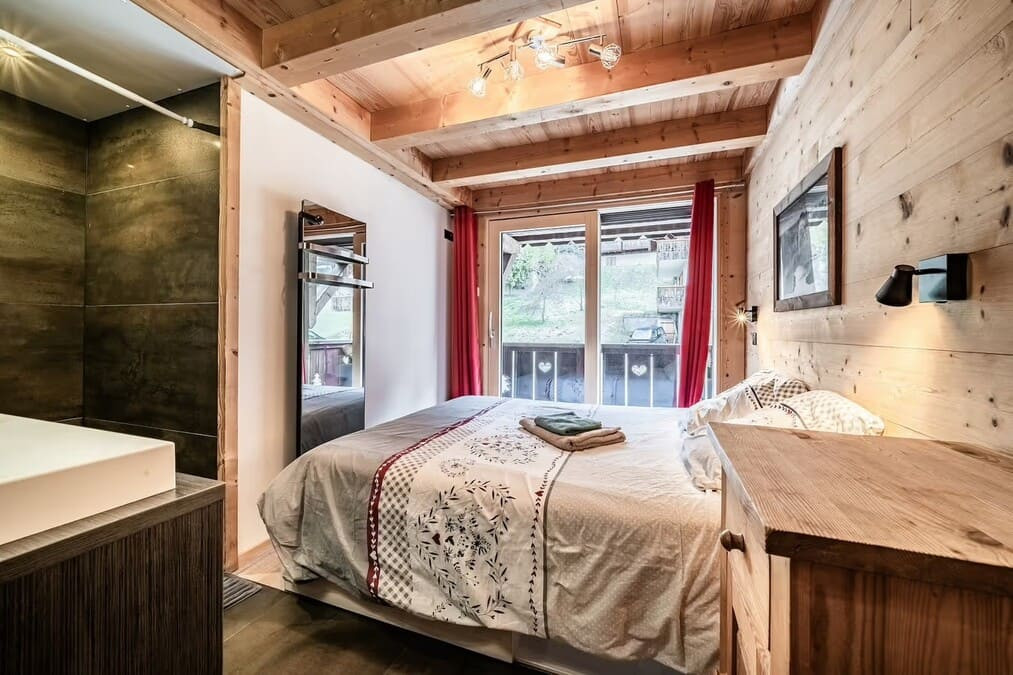 Chalet Stéphane, Bedroom double bed, Châtel red slope 74