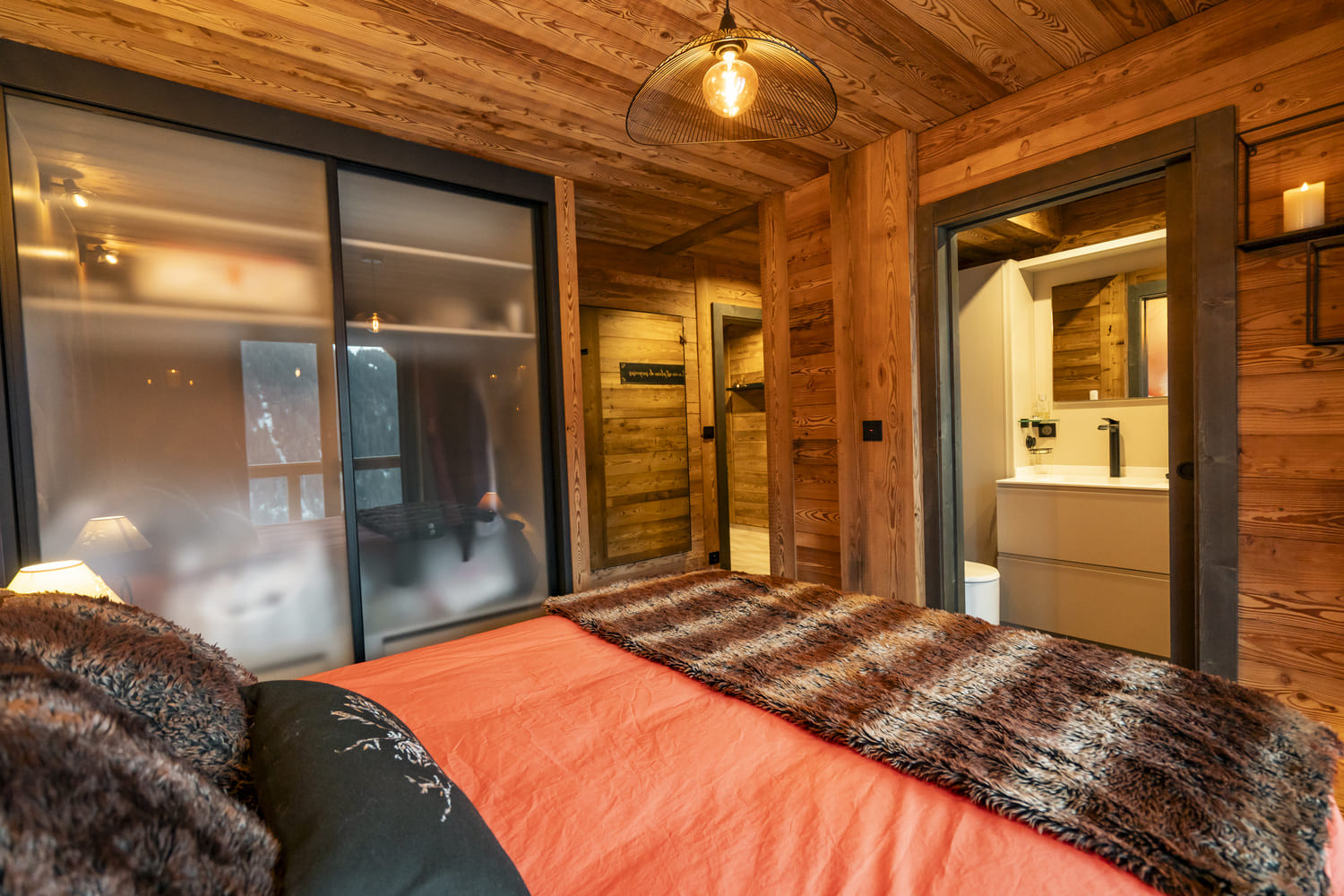 Chalet Vora Alpin, Bedroom double bed, Châtel Mountain prestige