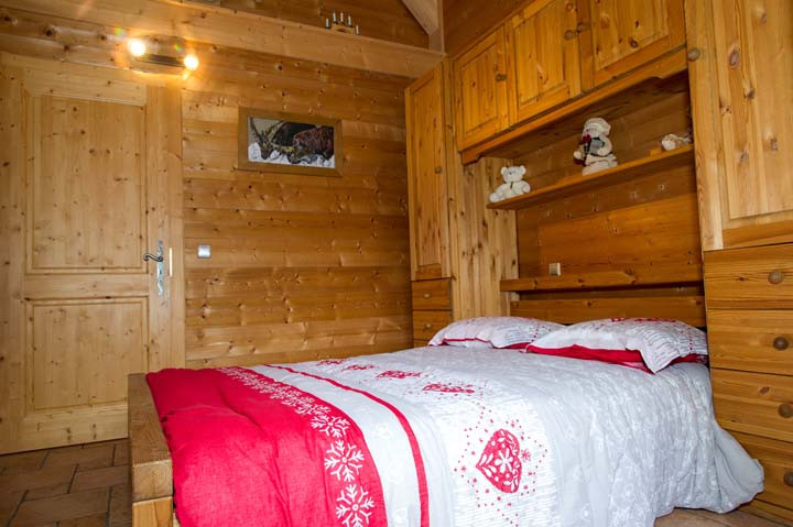 Chalet L'HERMINE DES VORRES, Bedroom double bed with balcony, Châtel Rental 74