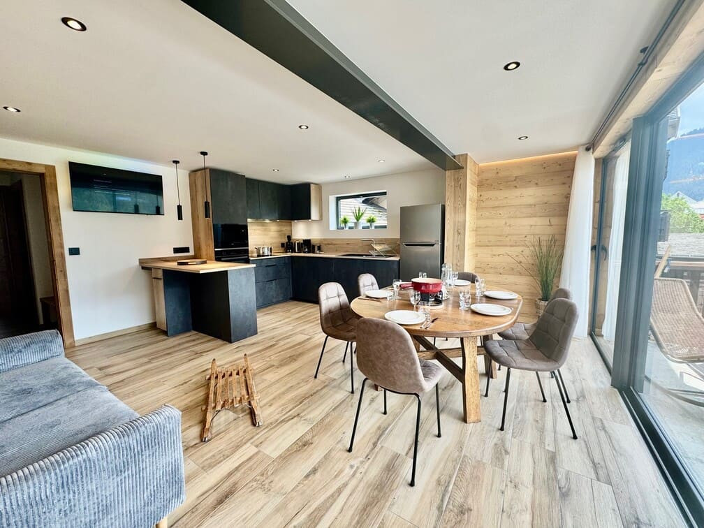 L'etincelle, Living room, Chatel village center