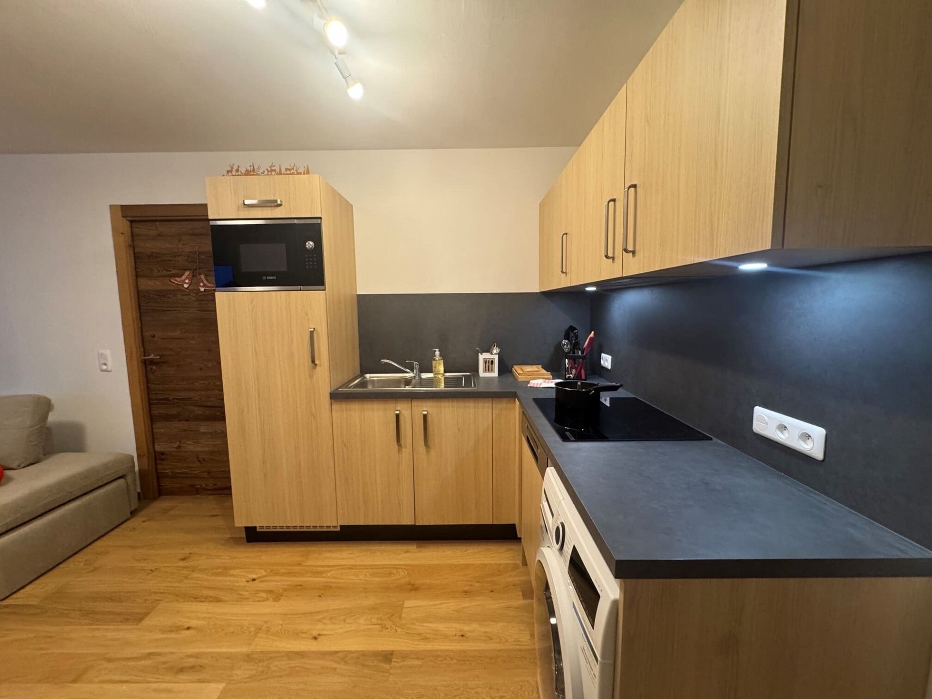 Les Soldanelles, appartment 4B, Chatel, kitchen, snowboards