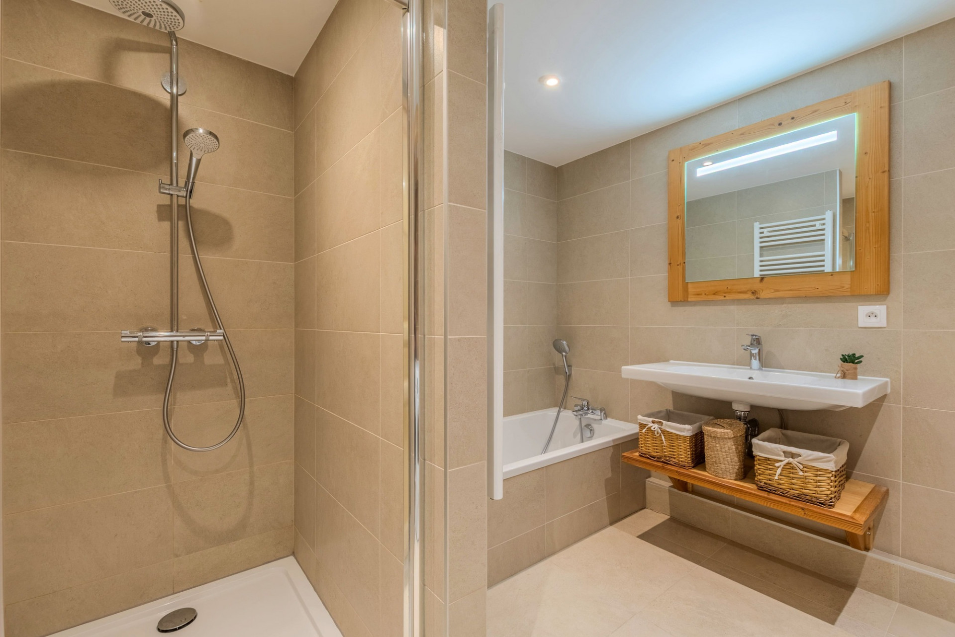 Chalets des Freinets Residence, Building C, Apartment 301, shower and bathtub room, Châtel mountain chalet