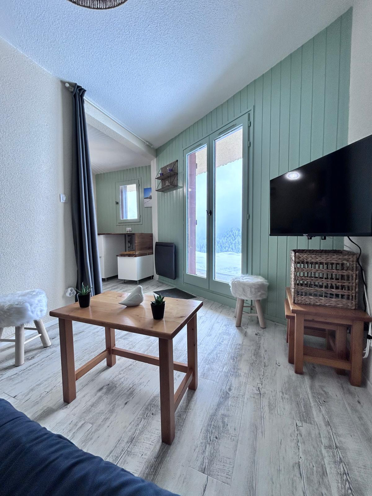 Residence l'Alpage, Apartment 2E, Châtel, Living room and TV, Snow stay 74