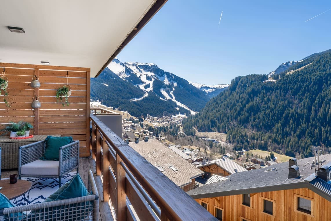 Residence The Flambeaux, Châtel, Balcony with garden furniture and mountain view, Sun 74
