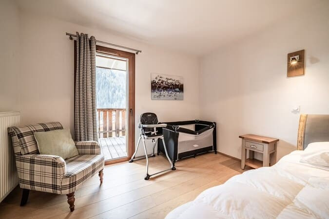 Résidence Les Loges Blanches, chambre double avec lit bébé, Châtel vacance famille 