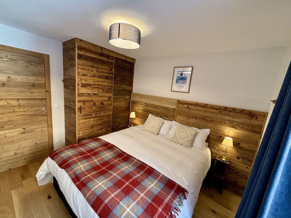 Résidence Les Soldanelles, appartement 07, chambre double, Châtel montagne ski neige soleil vacances