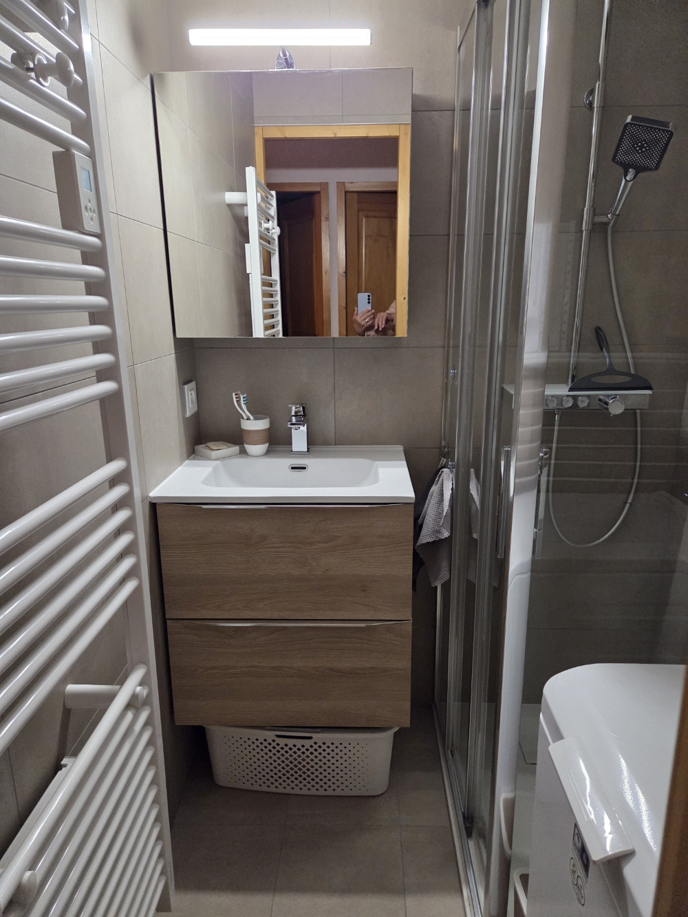 Les Tyroliens Residence, Apartment 12A, Châtel, shower room, Châtel Haute-Savoie 74390 Les Tyroliens Residence, Apartment 12A, Châtel, shower room, Châtel Haute-Savoie 74390