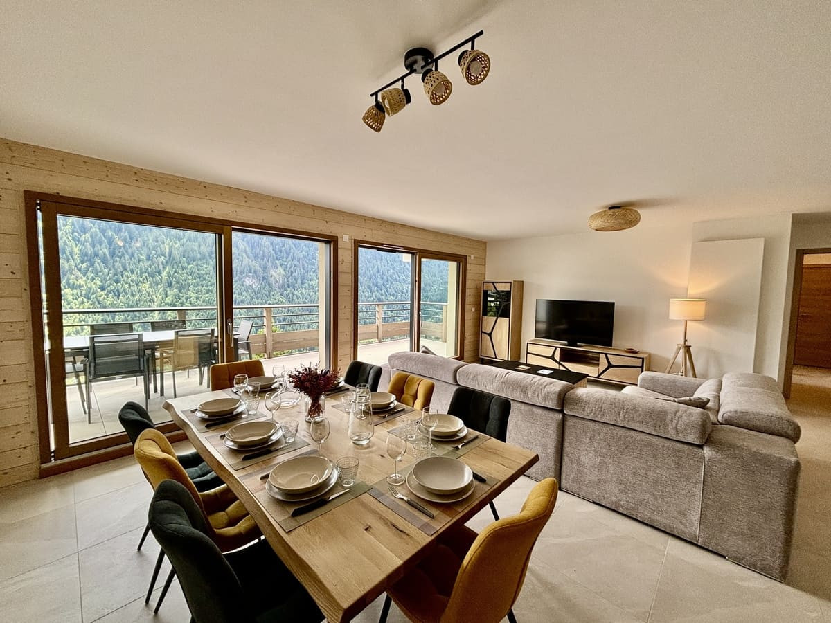 Résidence Thélème, Appartement 202, Living room, Petit Châtel
