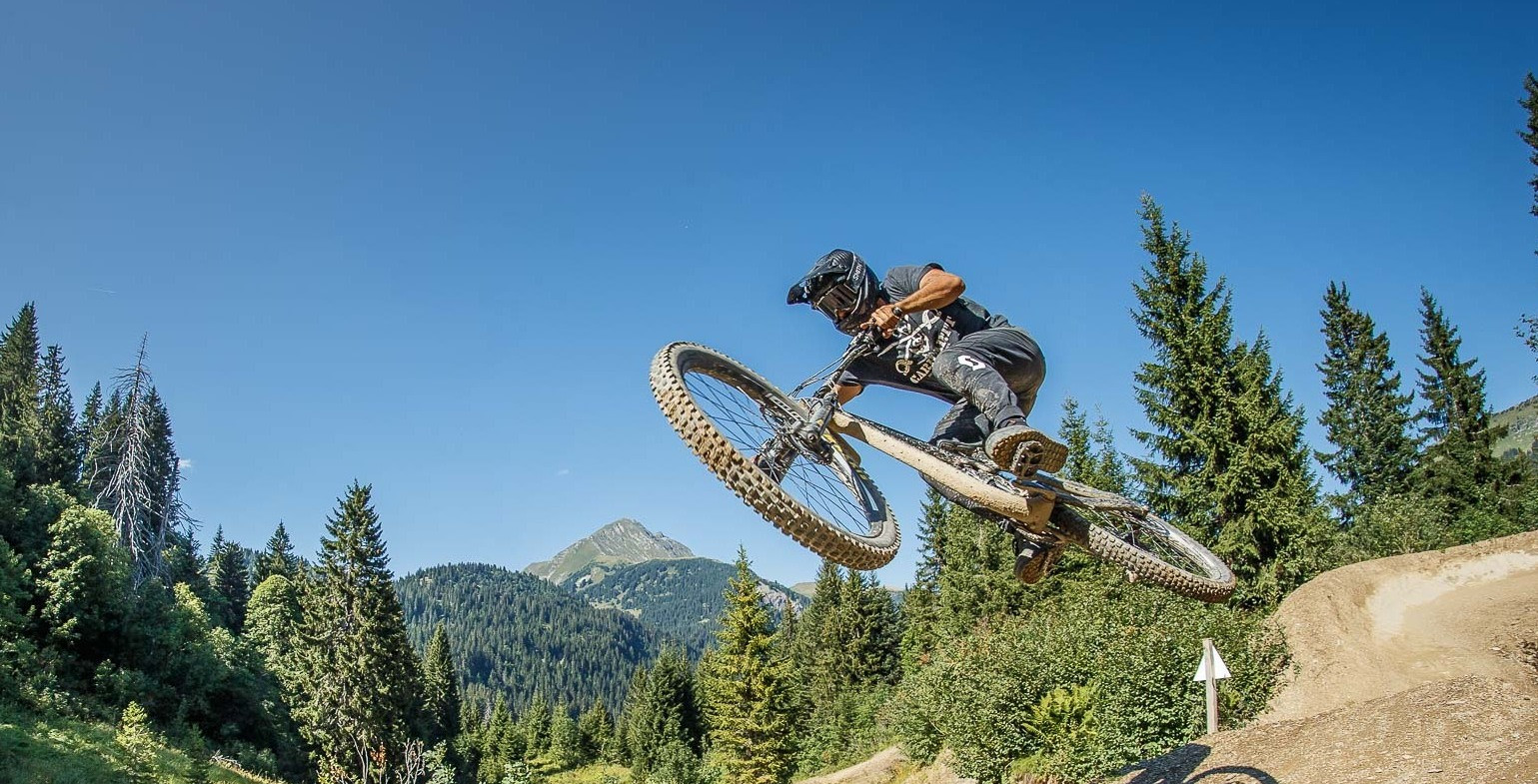 Mountain biking holiday with professional instructor at La Savoyarde Châtel, summer 2024