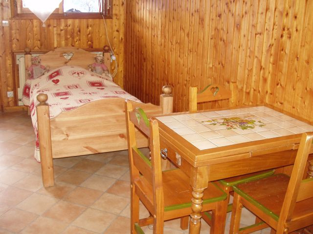 Studio Chalet les Pensées, lit simple et table, Châtel Tourisme