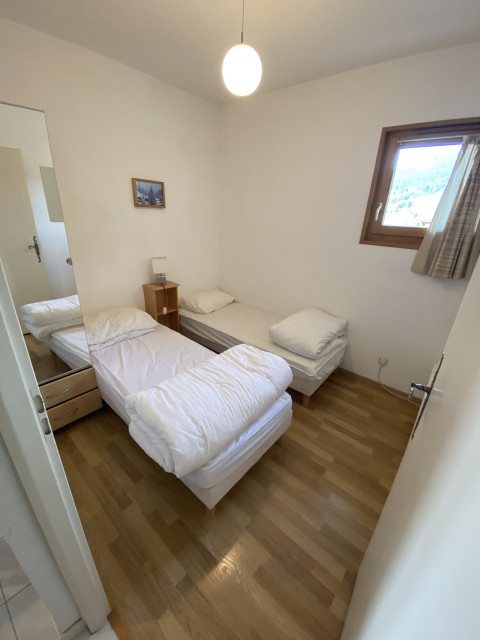 _lv_images__lot_0000000076_05_8503747