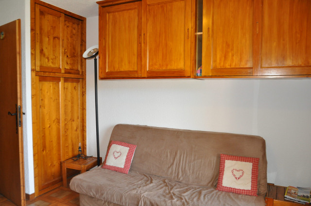 _lv_images__lot_0000000080_03_8324668