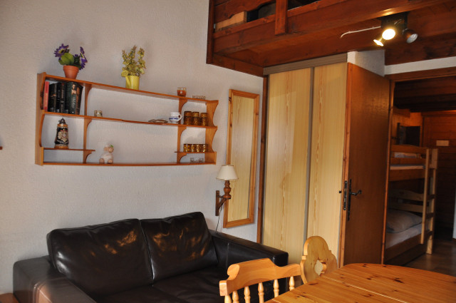 _lv_images__lot_0000000081_04_8556866