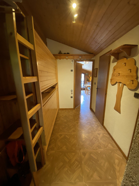 _lv_images__lot_0000000082_09_8556742