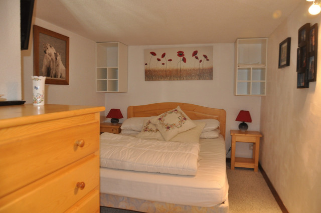 _lv_images__lot_0000000084_04_8309258