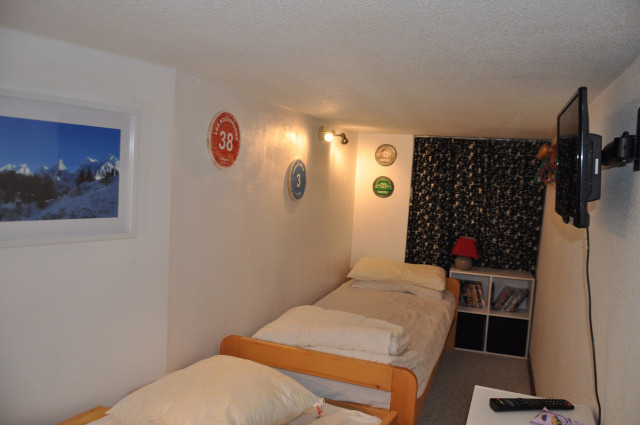 _lv_images__lot_0000000084_06_8258138