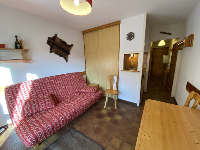 _lv_images__lot_0000000093_02_8594009