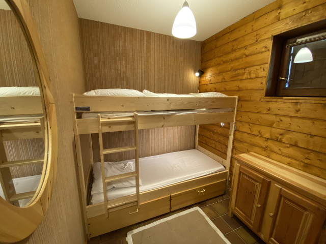 _lv_images__lot_0000000093_07_8324902